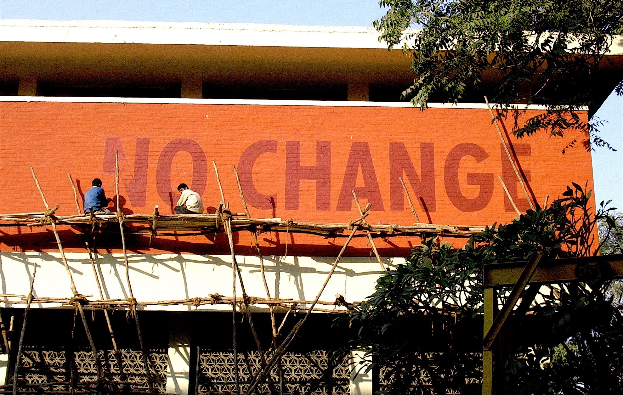 CHANGE – NO CHANGE<br>2005, Textinstallation, Triennale India, New Delhi
