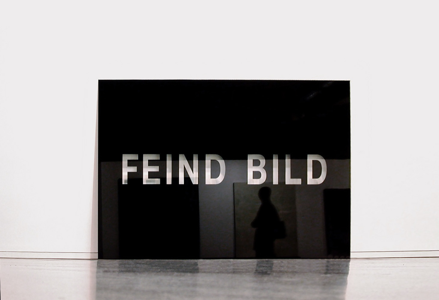 Feind Bild<br>2000, Glas, glass, 180x240cm|
Ausstellung: Diskursive Malerei, MUMOK Wien 2000/2001; Exhibition: Discourses in Painting  / MUMOK Vienna 2000/2001

