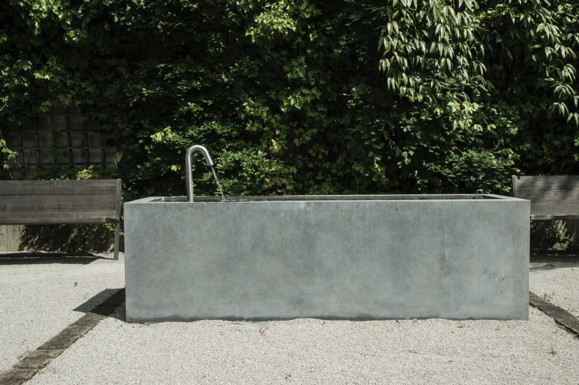 BRÜSSEL, St. Paul. Liturgischer Garten, Taufbrunnen, 2001