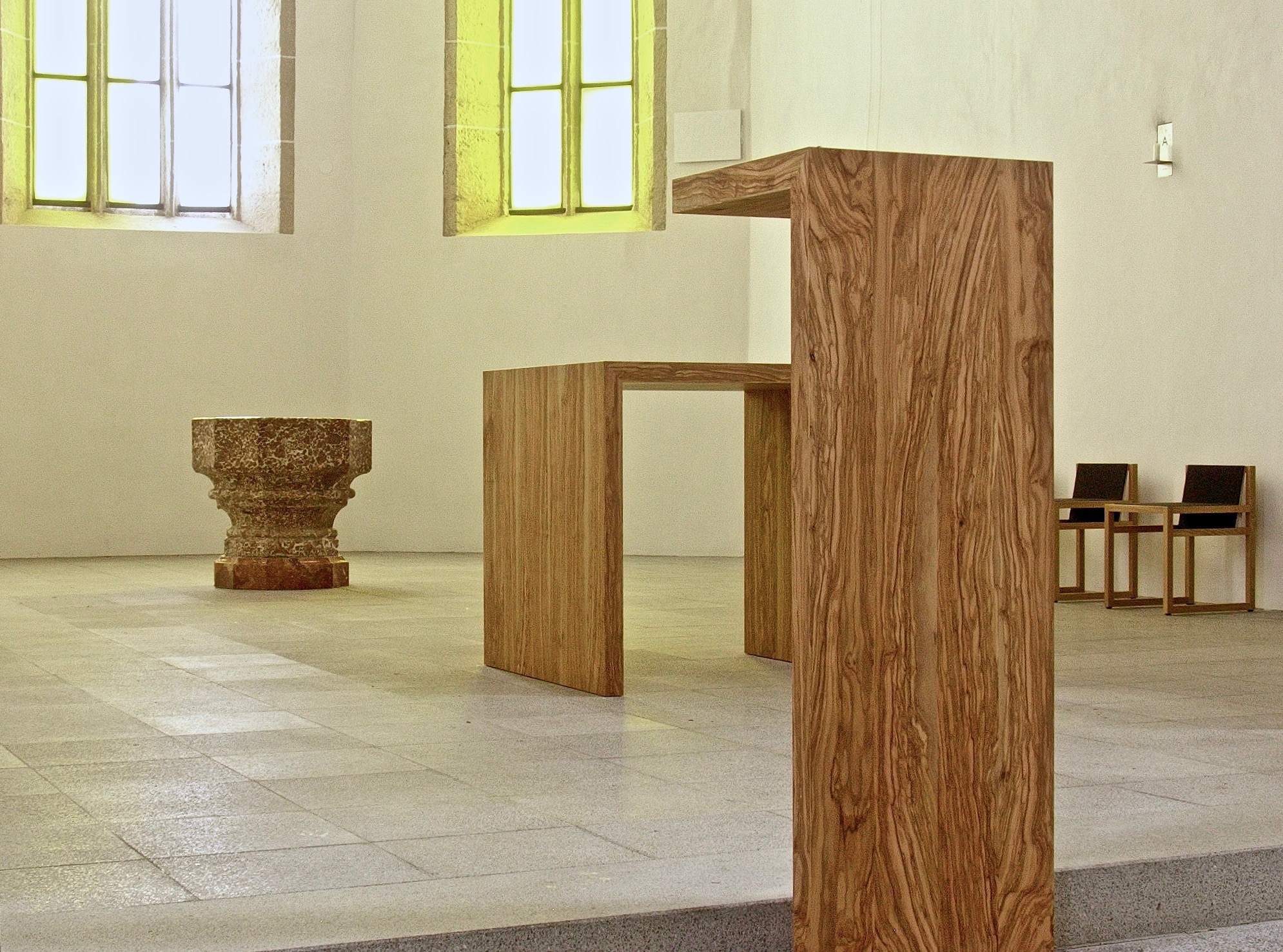 MITTERKIRCHEN, St. Andreas. Altartisch und Ambo / Olivenholz, 2004