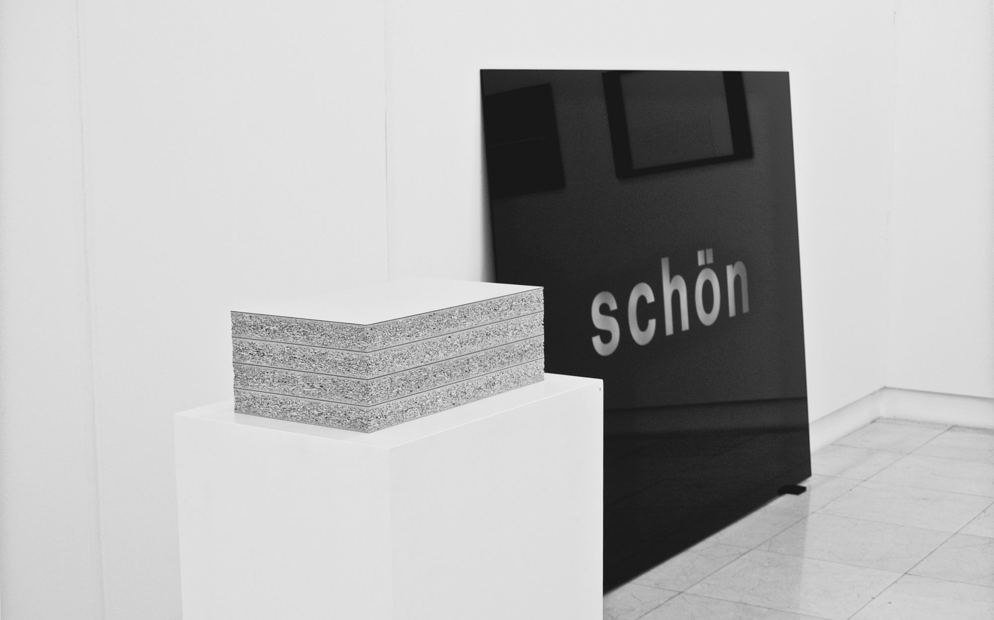 schön / beautiful, 2005, Hinterglasbild / reverse glass painting, 150x200cm<br>
Schichtung / Layering, 2005, Spanplatte, chipboard, 16x46,5x26,5cm