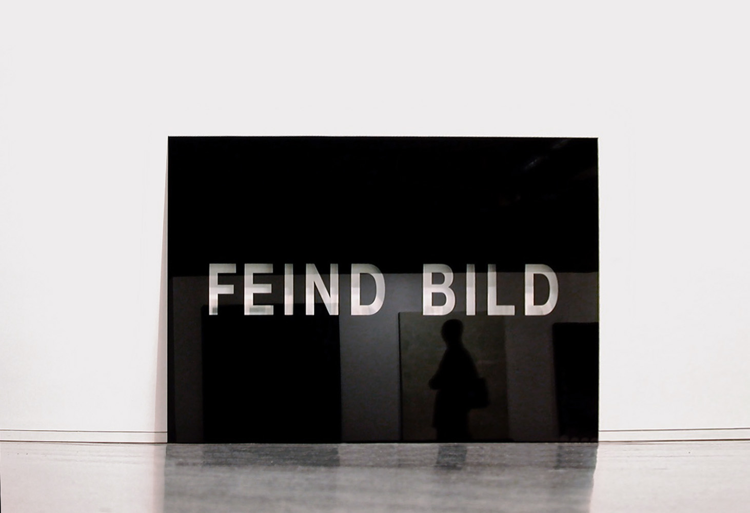 Feind Bild, 2000, Glas, glass, 180x240cm<br>
Ausstellung: Diskursive Malerei, MUMOK Wien 2000/2001; Exhibition: Discourses in Painting  / MUMOK Vienna 2000/2001
